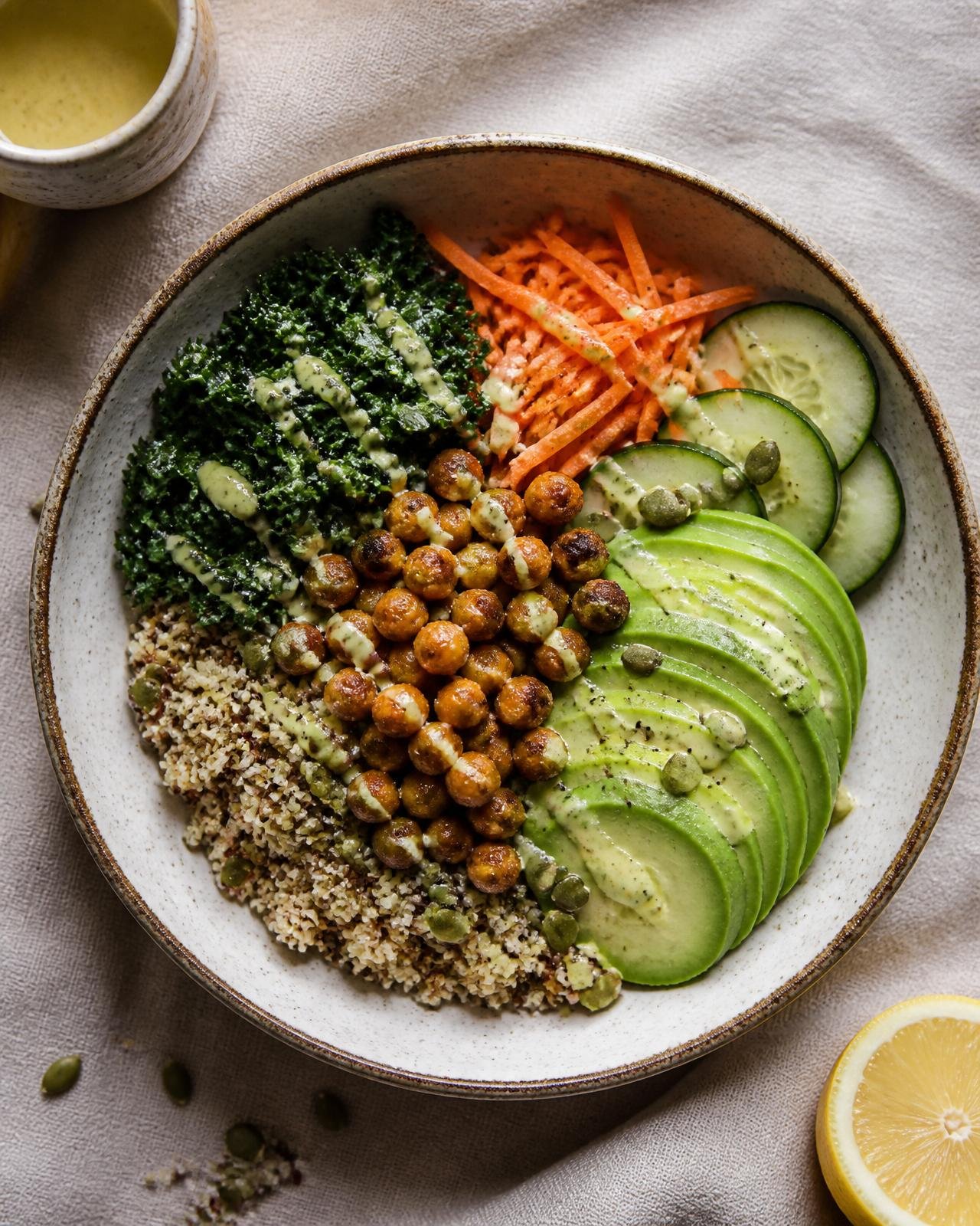 Bowl antiinflamatorio con quinoa, garbanzos, aguacate, kale, pepino y semillas de calabaza